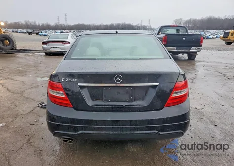2013 Mercedes-Benz C 250 z USA, uszkodzony, nr VIN WDDGF4HB9DA769807